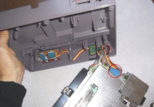 une photo separer pcb dezonage nintendo nes